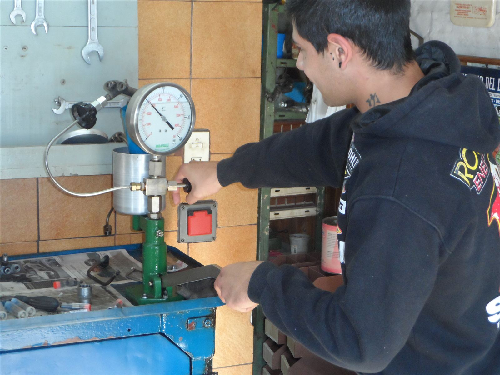 Prueba de presión de un inyector diésel en el probador